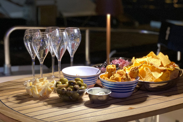 Aperitivo e cena in barca in costiera amalfitana al calar del sole da Salerno