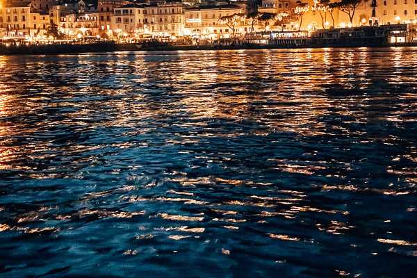 Aperitivo e cena in barca in costiera amalfitana al calar del sole da Salerno