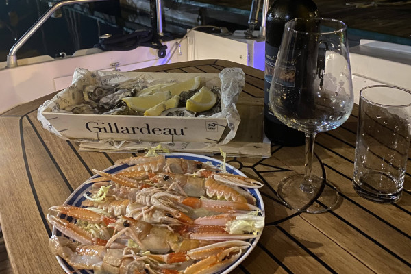 Aperitivo e cena in barca in costiera amalfitana al calar del sole da Salerno