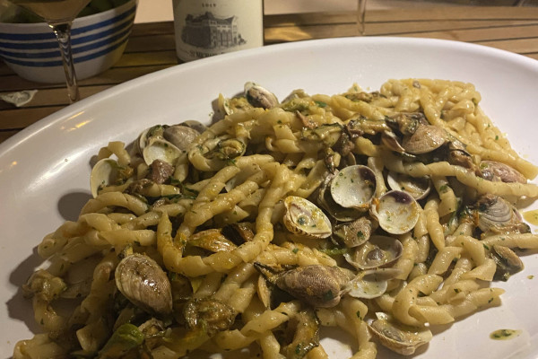Aperitivo e cena in barca in costiera amalfitana al calar del sole da Salerno