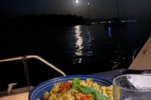 Aperitivo e cena in barca in costiera amalfitana al calar del sole da Salerno