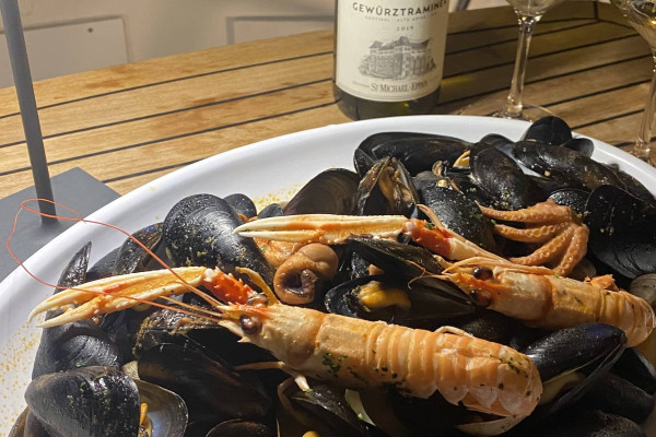 Aperitivo e cena in barca in costiera amalfitana al calar del sole da Salerno