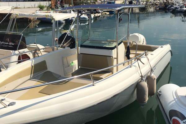 Noleggia barca cad25 250cv con skipper da Salerno