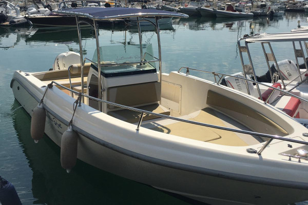 Noleggia barca cad25 250cv con skipper da Salerno