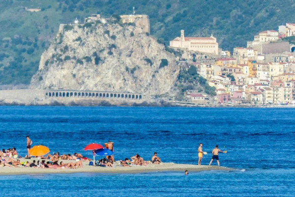 Torre Faro con Scilla di sfondo