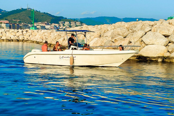 Noleggia barca cad25 250cv con skipper da Salerno per la Costiera, BarrellaRent