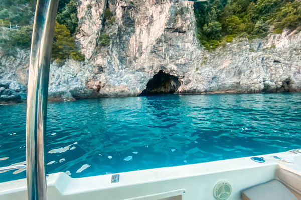 Noleggia barca cad25 250cv con skipper da Salerno per la Costiera, Amalficoastlovers