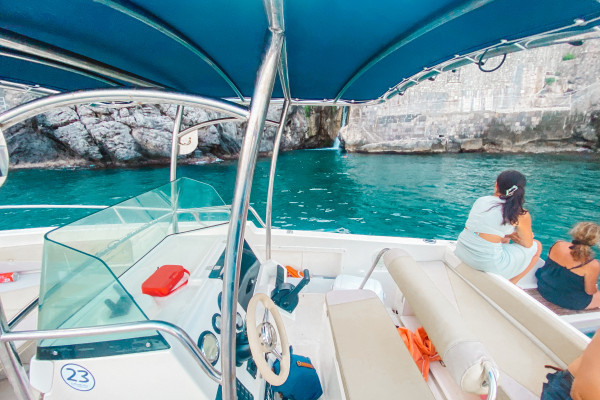Noleggia barca cad25 250cv con skipper da Salerno per la Costiera, Amalficoastlovers