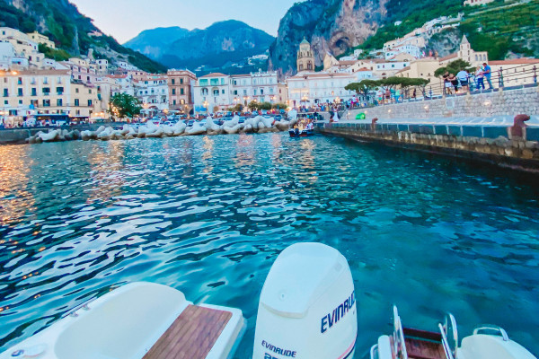 Noleggia barca cad25 250cv con skipper da Salerno per la Costiera, Amalficoastlovers