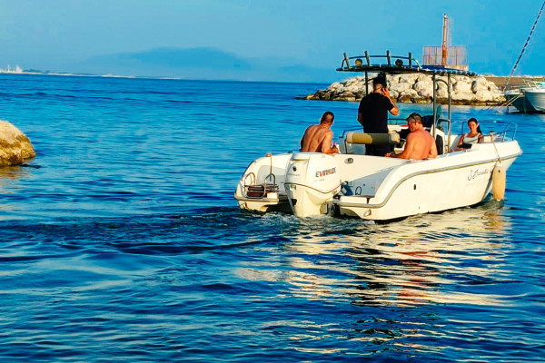 Noleggia barca cad25 250cv con skipper da Salerno per la Costiera, Amalficoastlovers