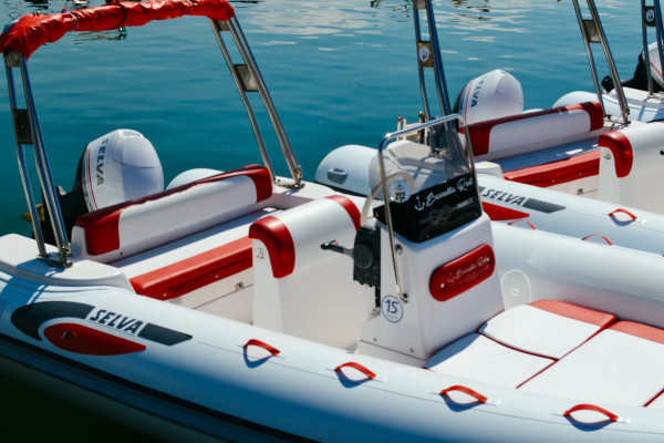 Noleggia gommone 40cv senza patente nautica a Salerno
