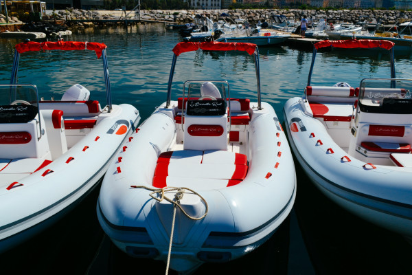 Noleggia gommone 40cv senza patente nautica a Salerno
