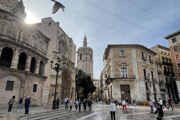 Plaza de la Virgen con i turisti.