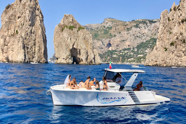 Giornata in barca da Napoli all'Isola di Capri con Bimax 28
