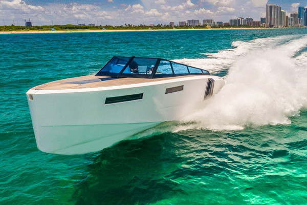 Noleggio Yacht EVO 43 con Skipper da Napoli
