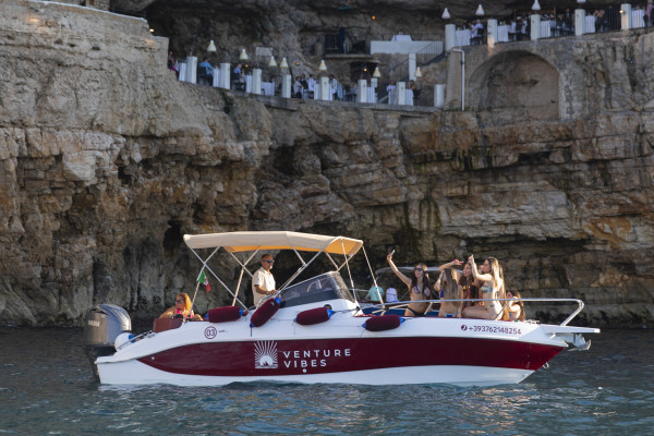 Venture Vibes - Crociera Privata con Champagne