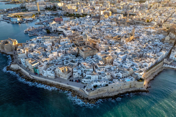 Authentic Routes: Conversano, Alberobello & Monopoli con Pick-Up da Polignano