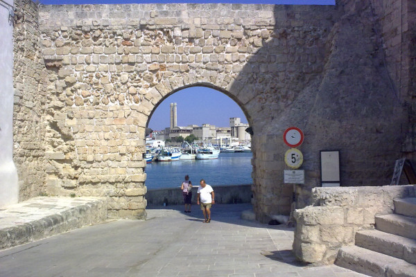 Authentic Routes: Conversano, Alberobello & Monopoli con Pick-Up da Bari 