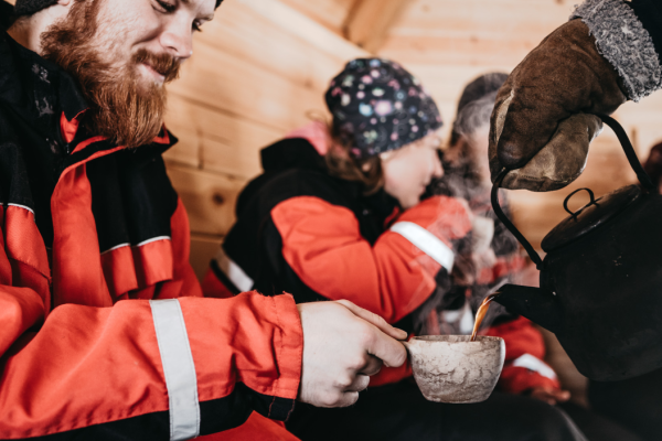 Succo di mirtillo caldo intorno al fuoco