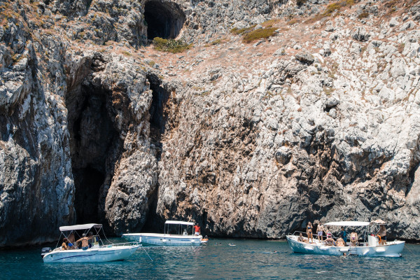 Escursioni alle grotte di S. M. di Leuca in prossimità della Grotta del soffio