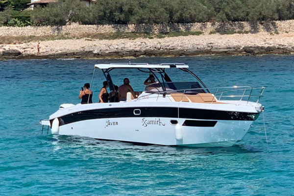 Day cruiser Walk Around di 10 mt con coppia di fuoribordo Yamaha da 300hp