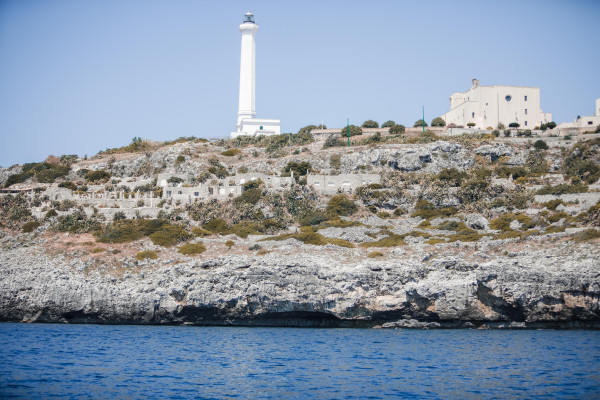 Il Faro di Leuca. Si trova sulla sommità di Punta Meliso, sul sito precedentemente occupato da una torre saracena, nei pressi della grande piazza antistante il Santuario dedicato alla Madonna. La sua costruzione risale al 1864 e si innalza per 47m dal suo