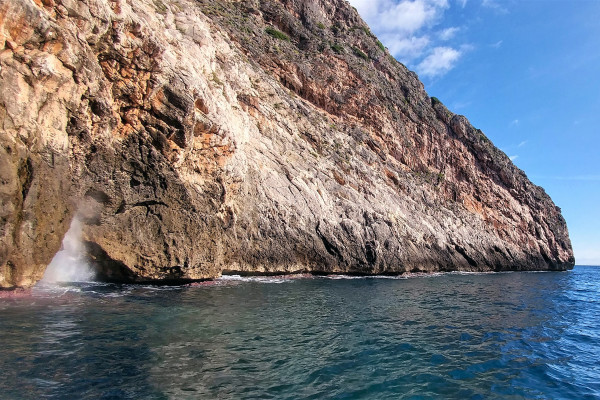 La Grotta del Soffio, semi-sommersa, deve il suo nome all'effetto delle onde che, comprimendo l’aria al suo interno, creano veri e propri sbuffi dall'imboccatura.