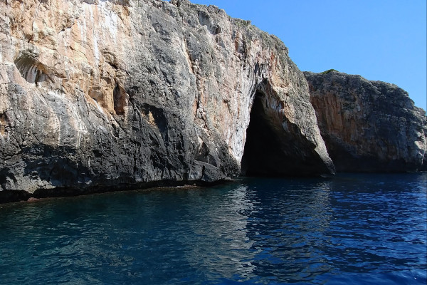 La Grotta di Terradico, anche nota col nome “Tenda degli indiani” a causa del suo aspetto che ricorda, per l’appunto, un accampamento indiano.