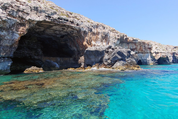 La Grotta dei Giganti in cui la presenza di reperti fossili di pachidermi ha alimentato la credenza che vi fossero sepolti i giganti uccisi da Ercole Libico.