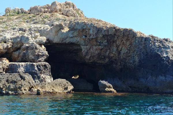 La suggestiva e leggendario Grotta del Diavolo, una grotta molto ampia alla quale si può accedere solo via terra nonostante sbocchi sul mare.