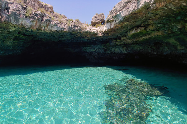 La Grotta del Fiume che si trova all’interno del canale "Sparascenti". Si tratta di una grotta profonda circa 30 metri, caratterizzata da una sorgente di acqua dolce da cui prende il nome, con un fondale prevalentemente sabbioso. Ben esposta al sole, most