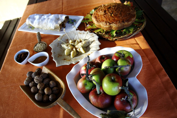 .. alla scelta delle ricette tipiche da eseguire, esaltando i sapori e le qualità nutrizionali degli ingredienti ... 
