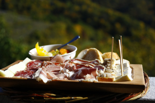 ... alla loro preparazione e degustazione, con il bel tempo, all'aperto ...