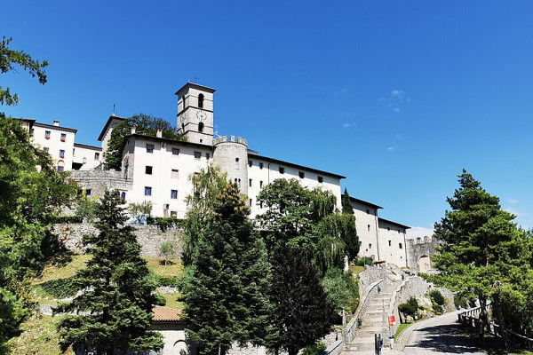Il Santuario della Beata Vergine di Castelmonte, nelle vicinanze.