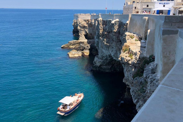 Vintage Boat Tour of Polignano’s Sea Caves