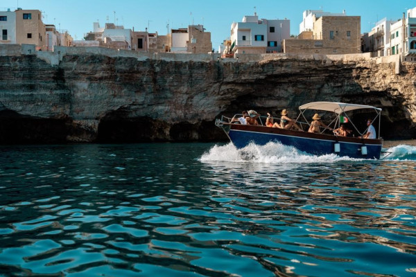 Vintage Boat Tour of Polignano’s Sea Caves