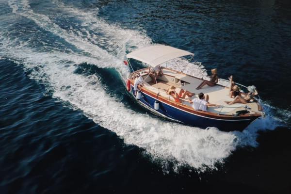 Vintage Boat Tour of Polignano’s Sea Caves