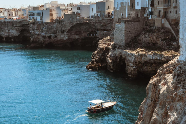 Vintage Boat Tour of Polignano’s Sea Caves