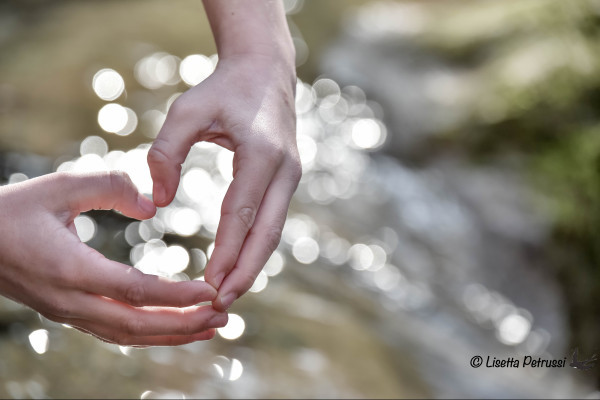  Le mani, come "porte" attraverso cui il corpo riceve e trasmette sensazioni, si aprono alla luce naturale che ne esalta la forma e il calore, invitando a vivere con i sensi aperti e ricettivi, assaporando la realtà con curiosità e attenzione. 