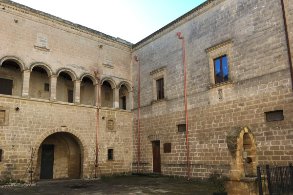 ...interno del Castello Muscettola a Leporano...