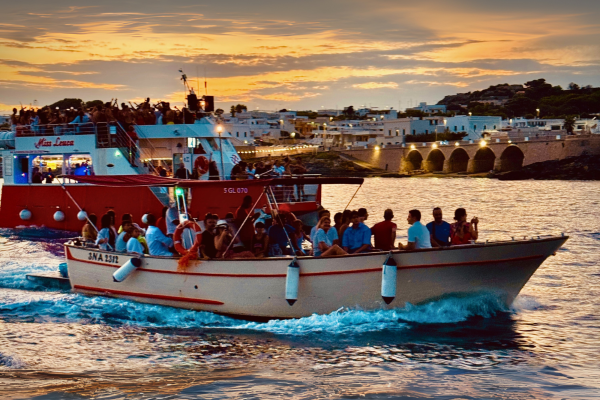 La nostra trasporto passeggeri  "Anema e Core" durante la navigazione accanto al nostro catamarano "Miss Leuca" al rientro dal tour del tramonto.