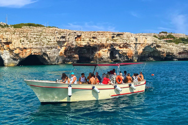 La nostra trasporto passeggeri  "Anema e Core" durante la navigazione per visitare le meravigliose grotte e acque cristalline di Santa Maria di Leuca.
