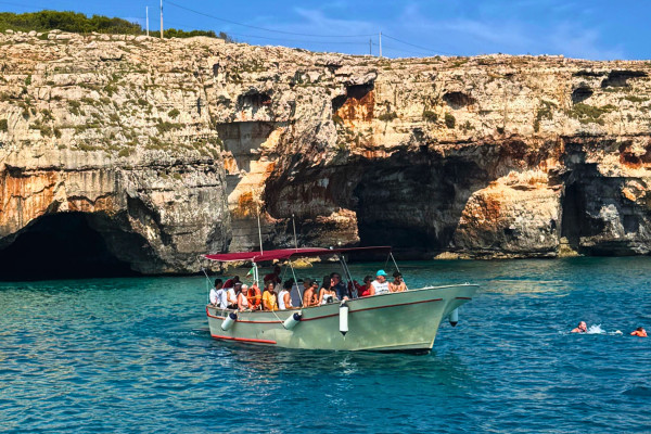 La nostra trasporto passeggeri  "Anema e Core" durante la navigazione per visitare le meravigliose grotte e acque cristalline di Santa Maria di Leuca.