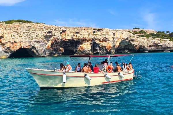 La nostra trasporto passeggeri  "Anema e Core" durante la navigazione per visitare le meravigliose grotte e acque cristalline di Santa Maria di Leuca.