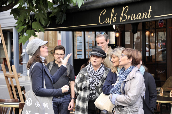 Anne-Sophie Guerrier che canta con i suoi clienti davanti al Café Bruant e La Mascotte