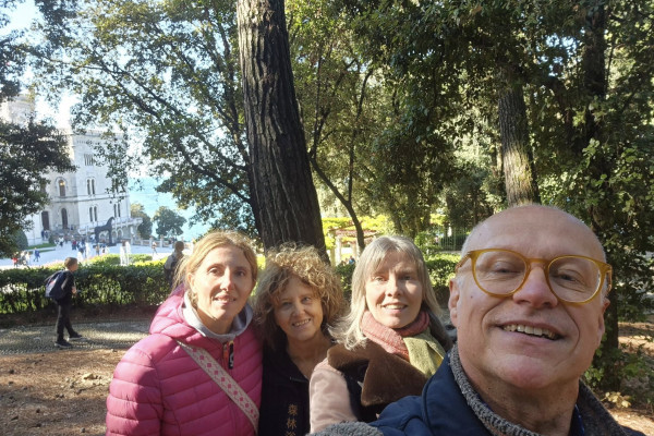 Lo sguardo verso la foresta, spalle al mare: incontro tra salus per aerem e salus per aquam. Felicità e gioia pura!