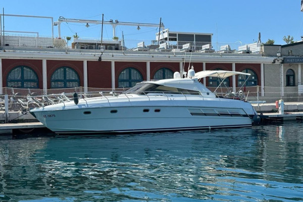 Elegante yacht sportivo per un’esperienza esclusiva