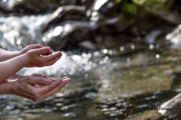Grazie al solstizio entriamo nel pieno splendore: stagione di sole, vacanze e amore. Le comunità celebravano la fertilità della terra, la vita che nasce e l’abbondanza della natura. 