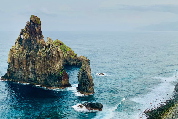 Ribeira da Janela, o impressionante rochedo que se ergue do mar e tem uma abertura que se assemelha a uma janela. 