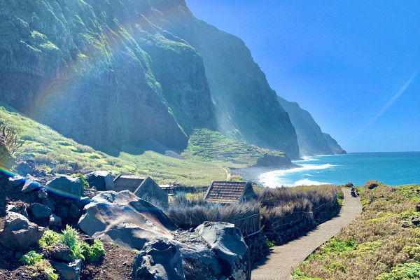 Achadas da Cruz, quando chegamos ao fundo, espera-nos paz, descontração e paisagens de cortar a respiração. Simplesmente um belo pedaço de terra entre o selvagem Oceano Atlântico e altas falésias verdes.